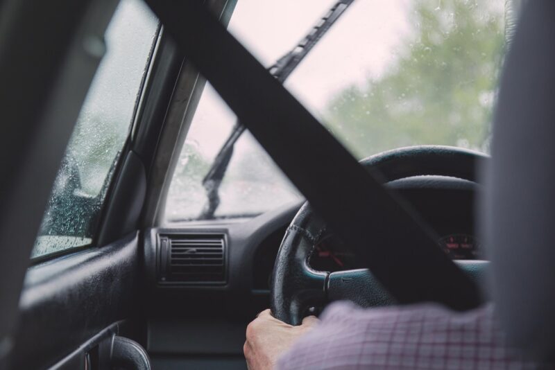Aquaplanagem: o que realmente acontece quando o carro flutua e como reagir