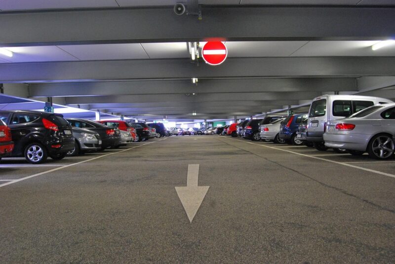 Carro parado por muito tempo: o que estraga na garagem e como evitar