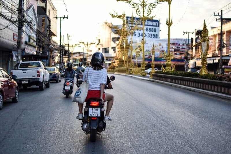 Motos elétricas no Brasil: o que esperar de autonomia, custo e recarga no dia a dia