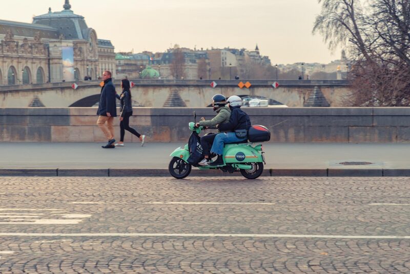 Scooter ou moto com marchas: qual faz mais sentido para o dia a dia urbano?