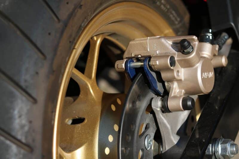 Freios ABS e CBS em motos: como funcionam e por que salvam vidas todos os dias